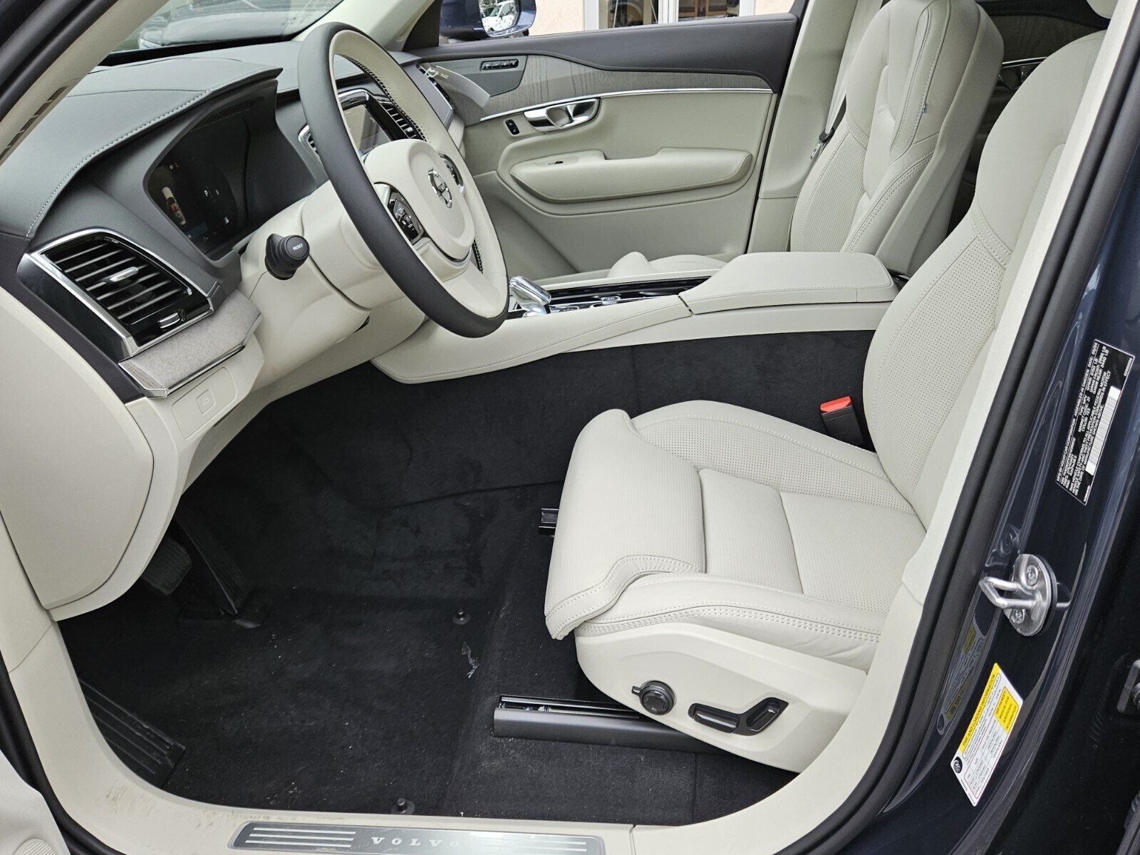 2025 Volvo XC90 photo 2