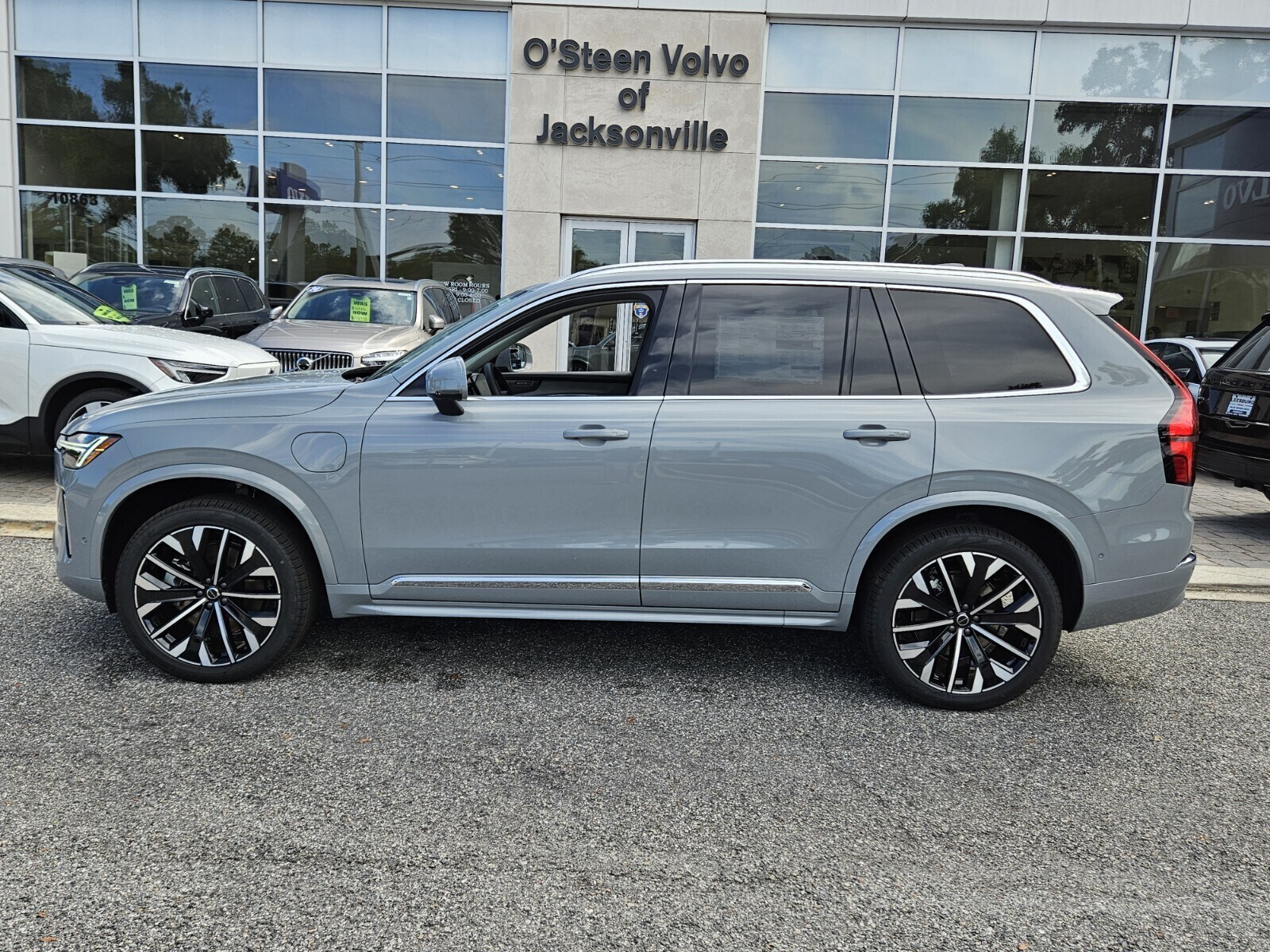 2025 Volvo XC90 T8 photo 3