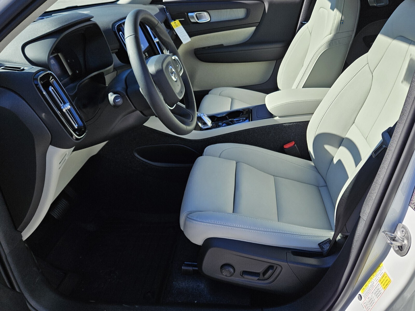 2025 Volvo XC40 Plus photo 2