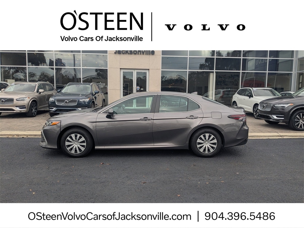 2024 Toyota Camry LE's photo