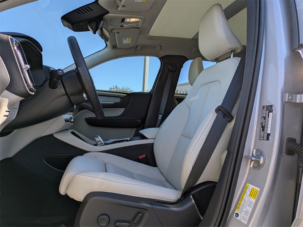 Used 2025 Volvo XC40 B5 Plus Dark Theme SUV