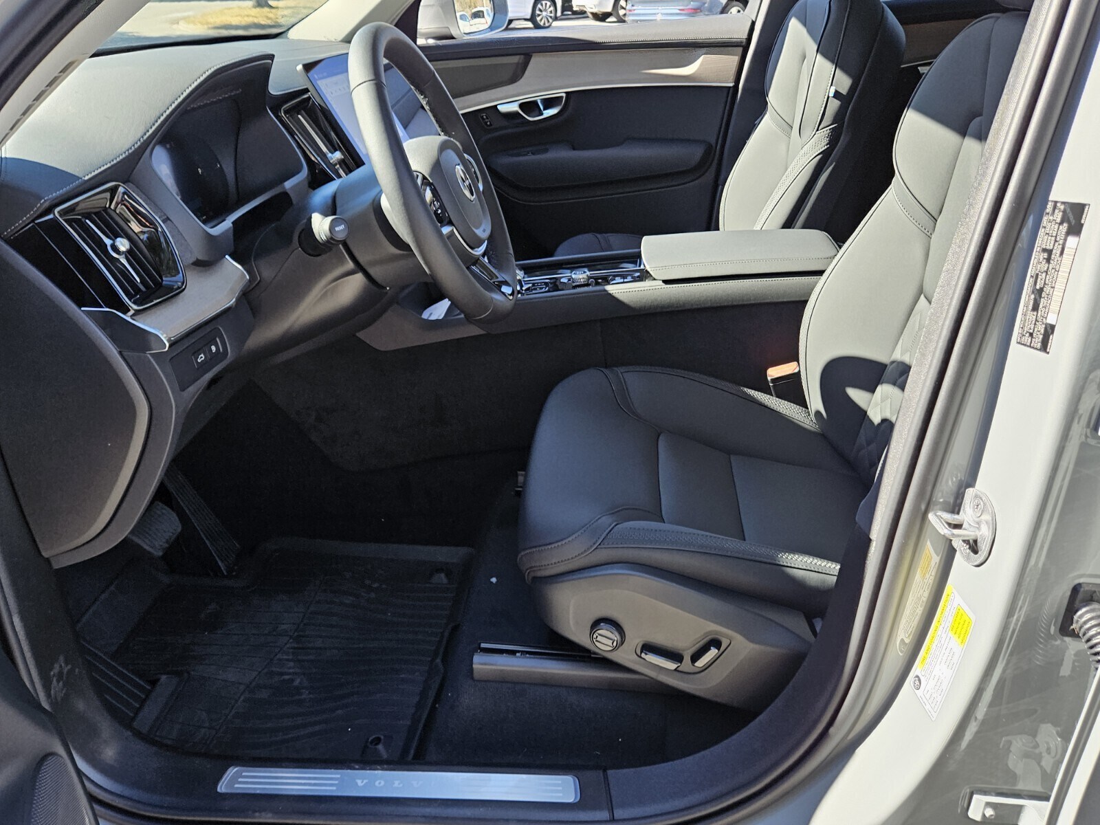 2025 Volvo XC90 T8 photo 2