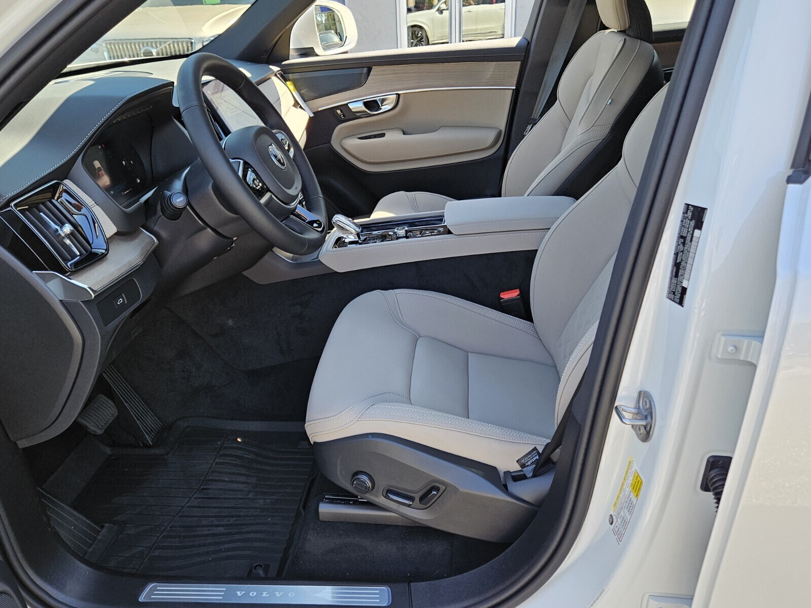 2025 Volvo XC90 Plus photo 2