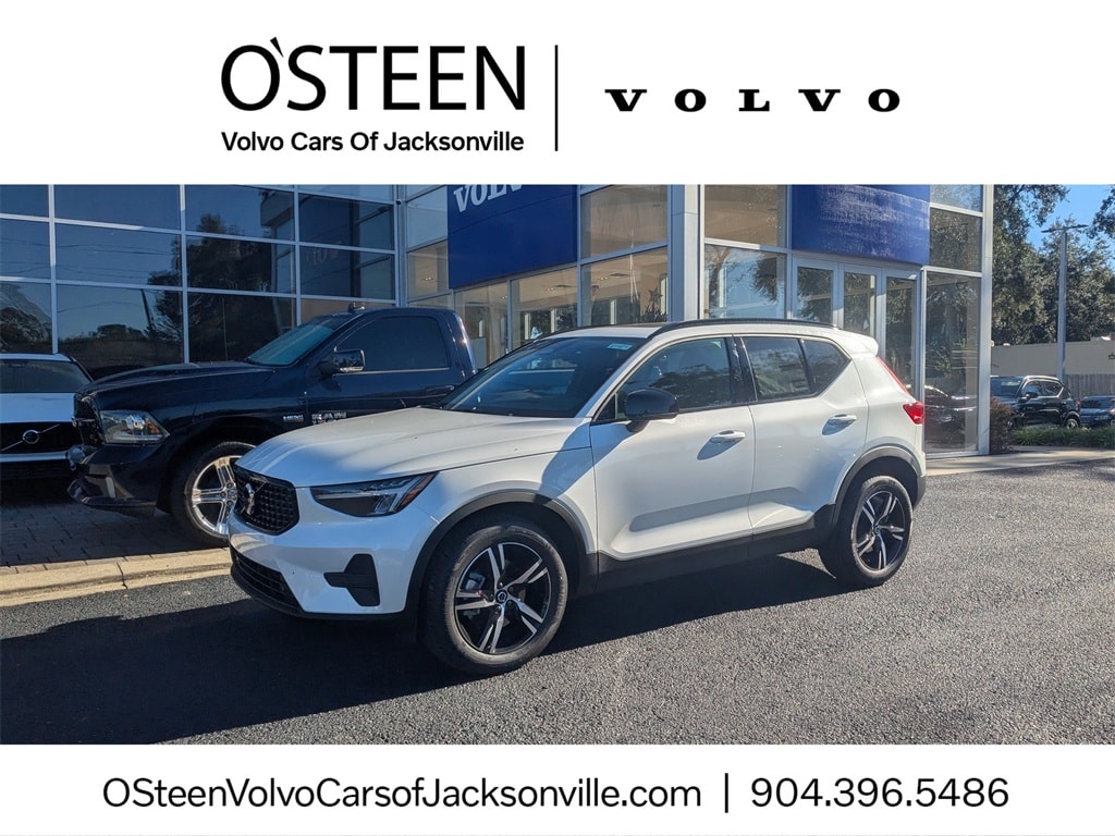 2026 Volvo XC40 Core's photo