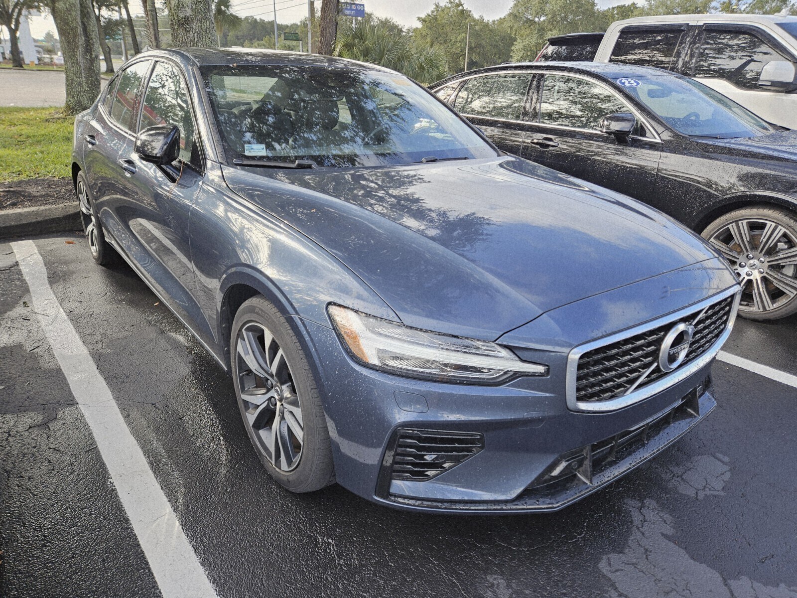 2019 Volvo S60 T8 R-Design photo 3