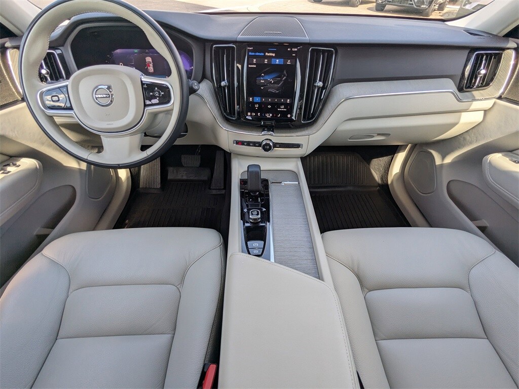 2023 Volvo XC60 Recharge Hybrid Plus photo 3
