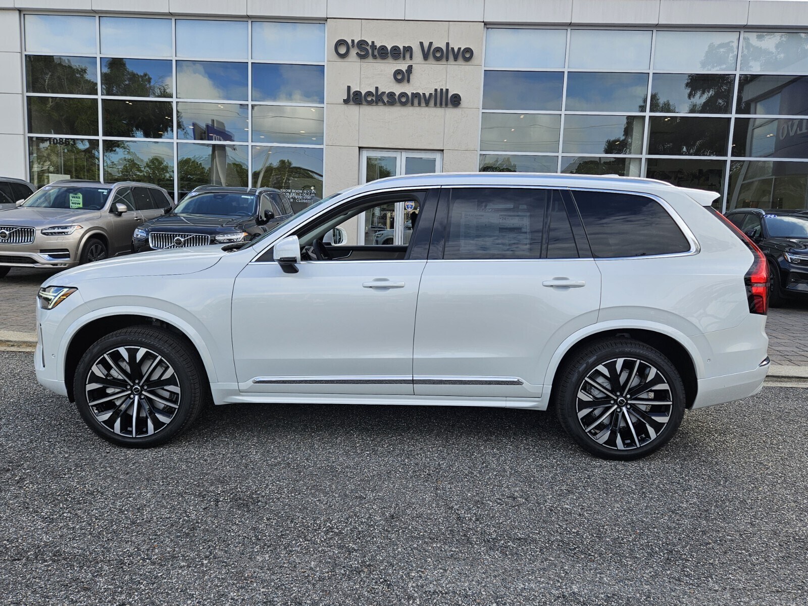 2026 Volvo XC90 B5 Plus photo 3