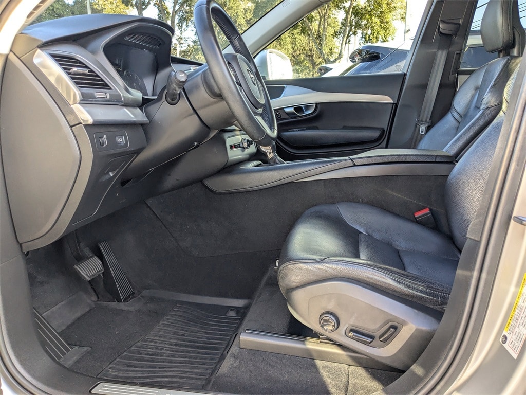 Used 2018 Volvo XC90 T6 AWD Momentum (7 Passenger) SUV