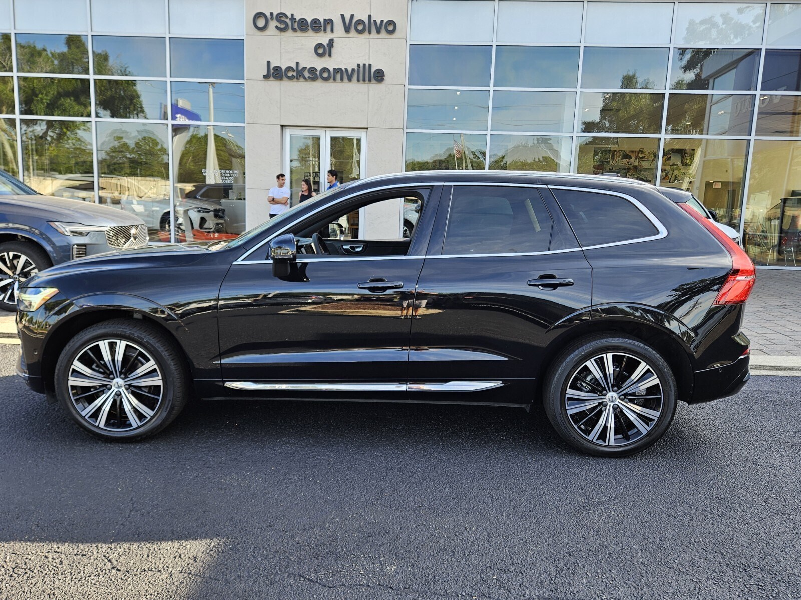 2023 Volvo XC60 B5 Plus photo 3