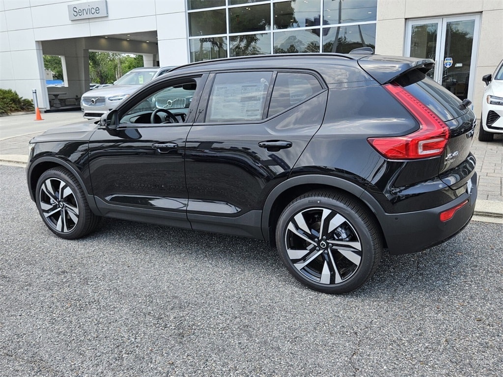 New 2025 Volvo XC40 B5 Ultra Dark Theme SUV