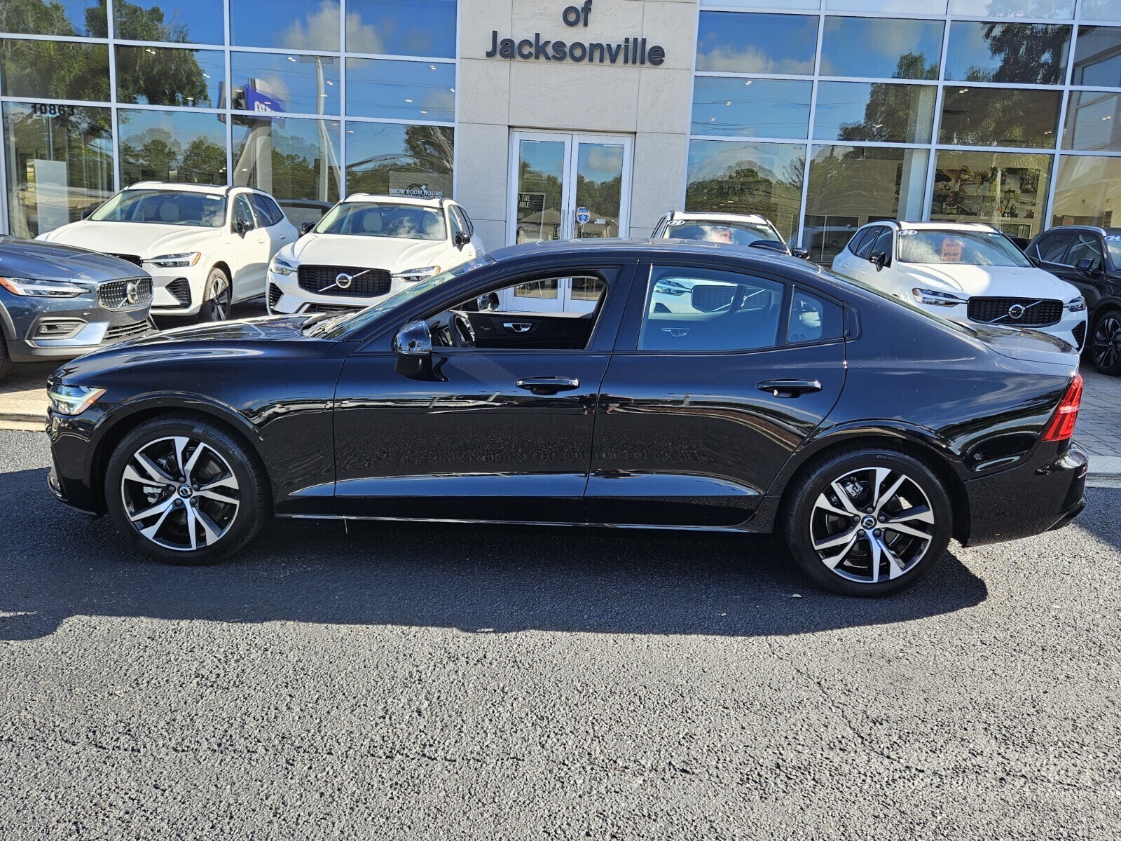 2025 Volvo S60 B5 Plus photo 4