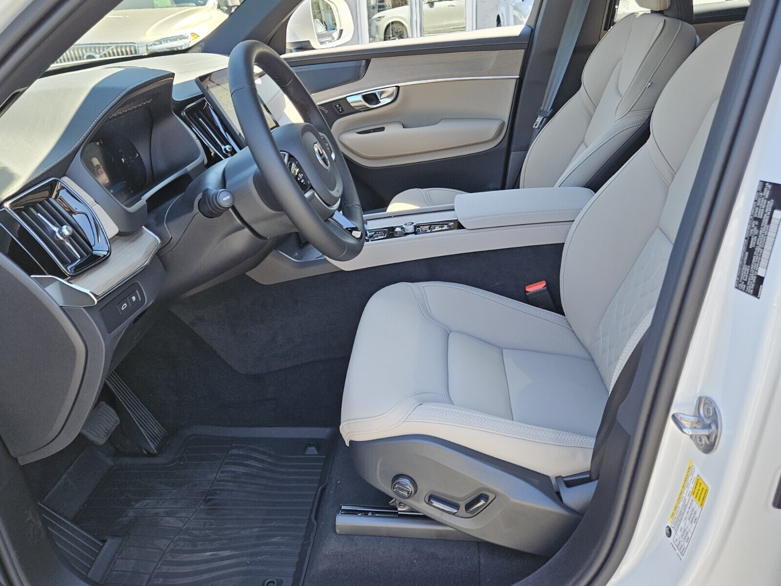 2025 Volvo XC90 T8 Plus photo 2