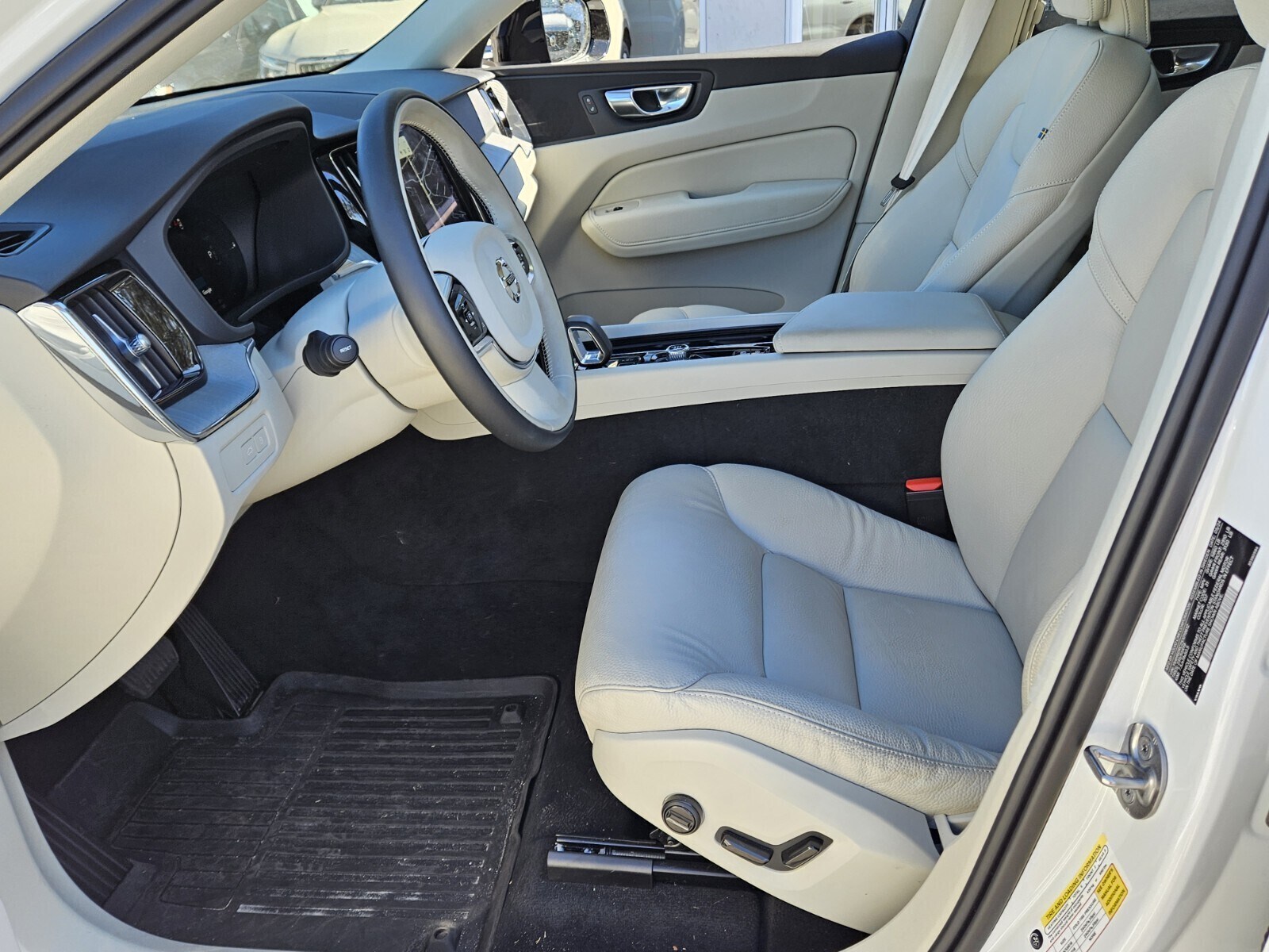 2025 Volvo XC60 Hybrid T8 Plus photo 2