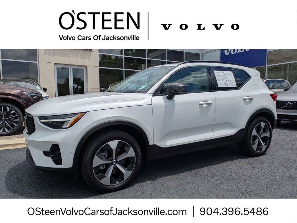 2024 Volvo XC40 B5 Plus Dark AWD's photo