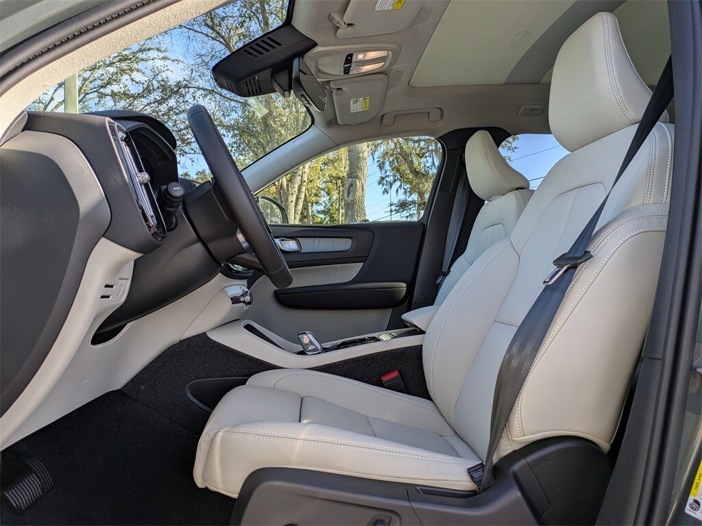 New 2026 Volvo XC40 B5 Ultra SUV