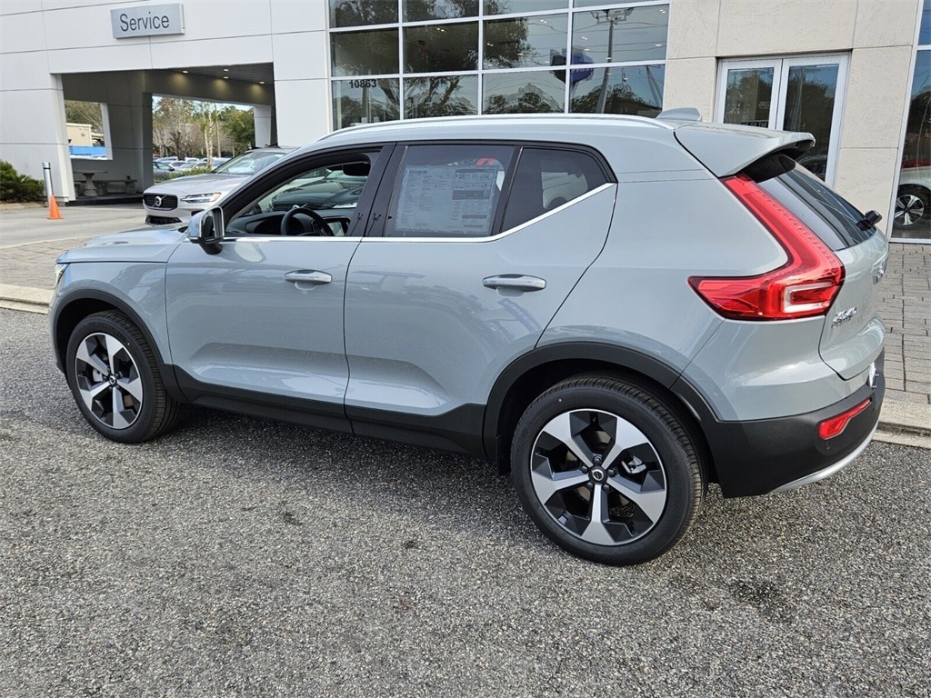 New 2025 Volvo XC40 B5 Core Bright Theme SUV