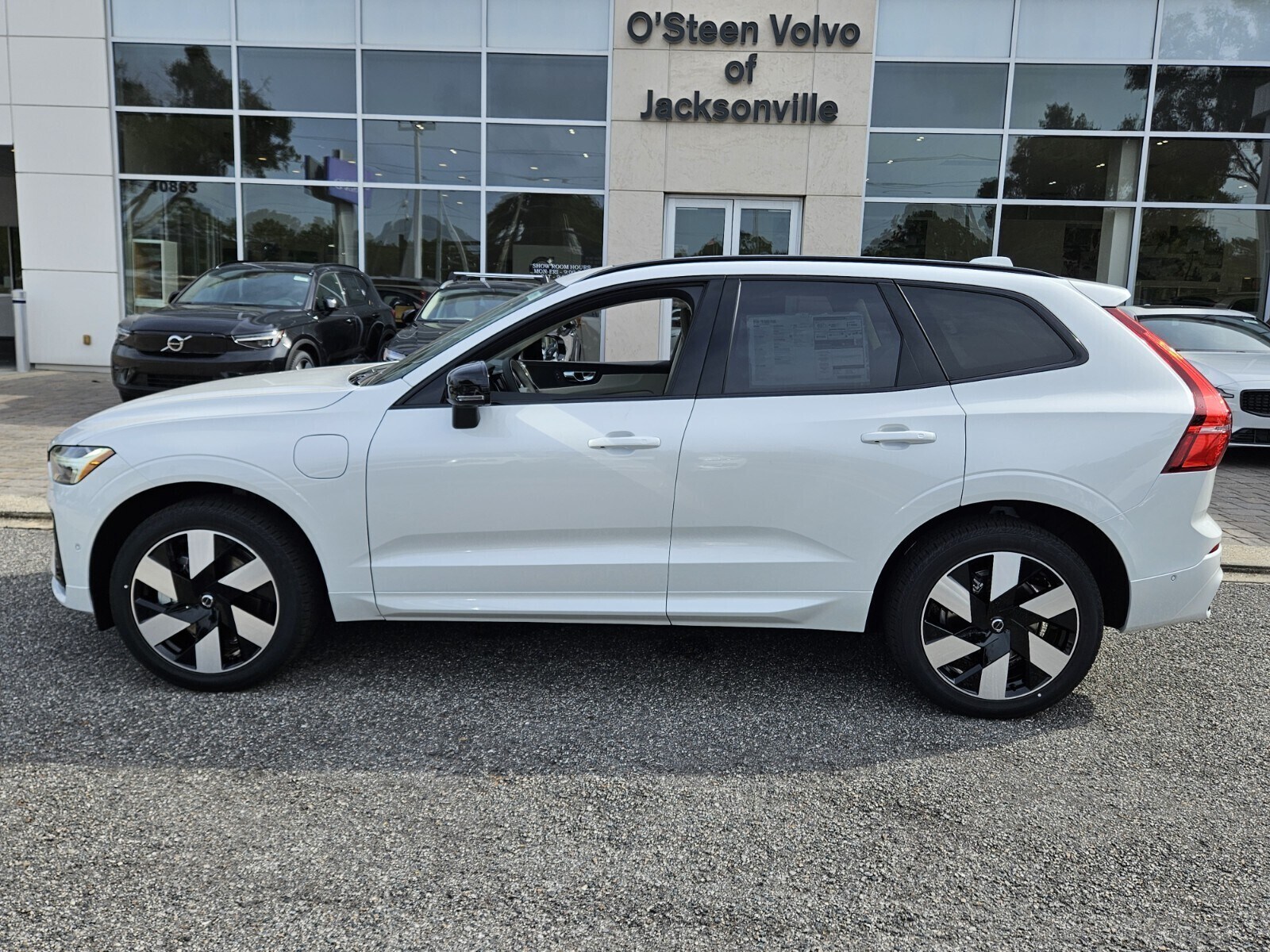 2025 Volvo XC60 Hybrid T8 Plus photo 3