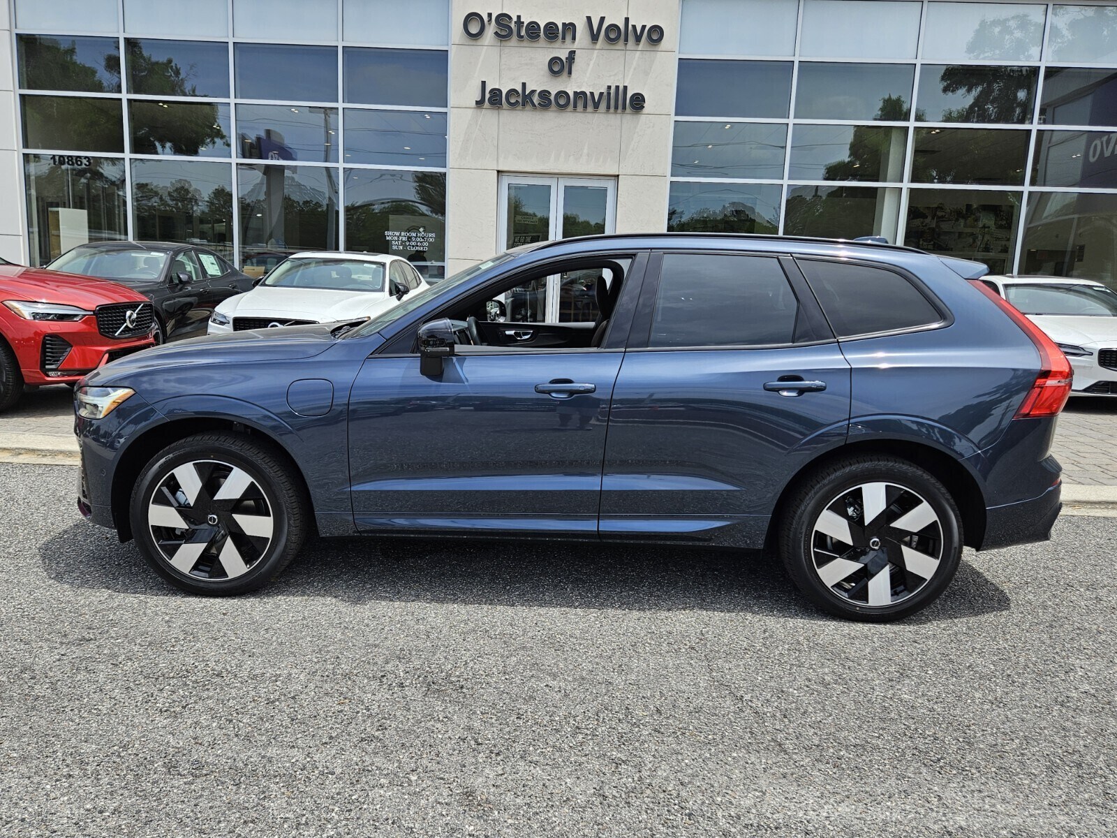2025 Volvo XC60 T8 Plus photo 3