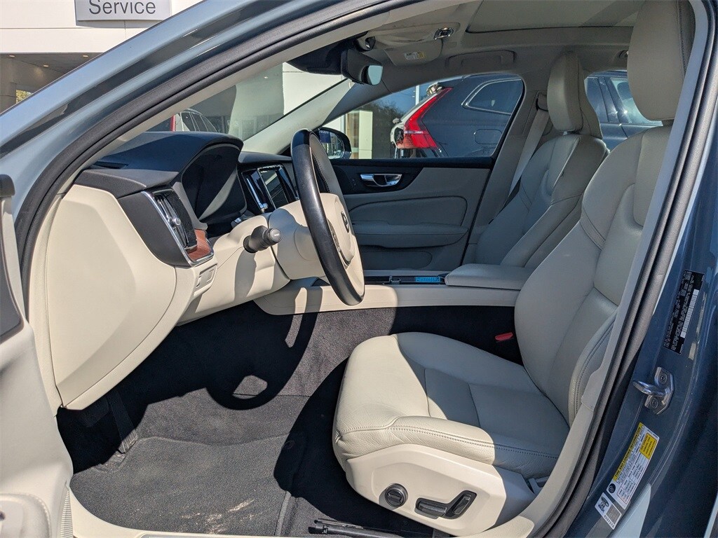 2022 Volvo S60 B5 Momentum photo 2