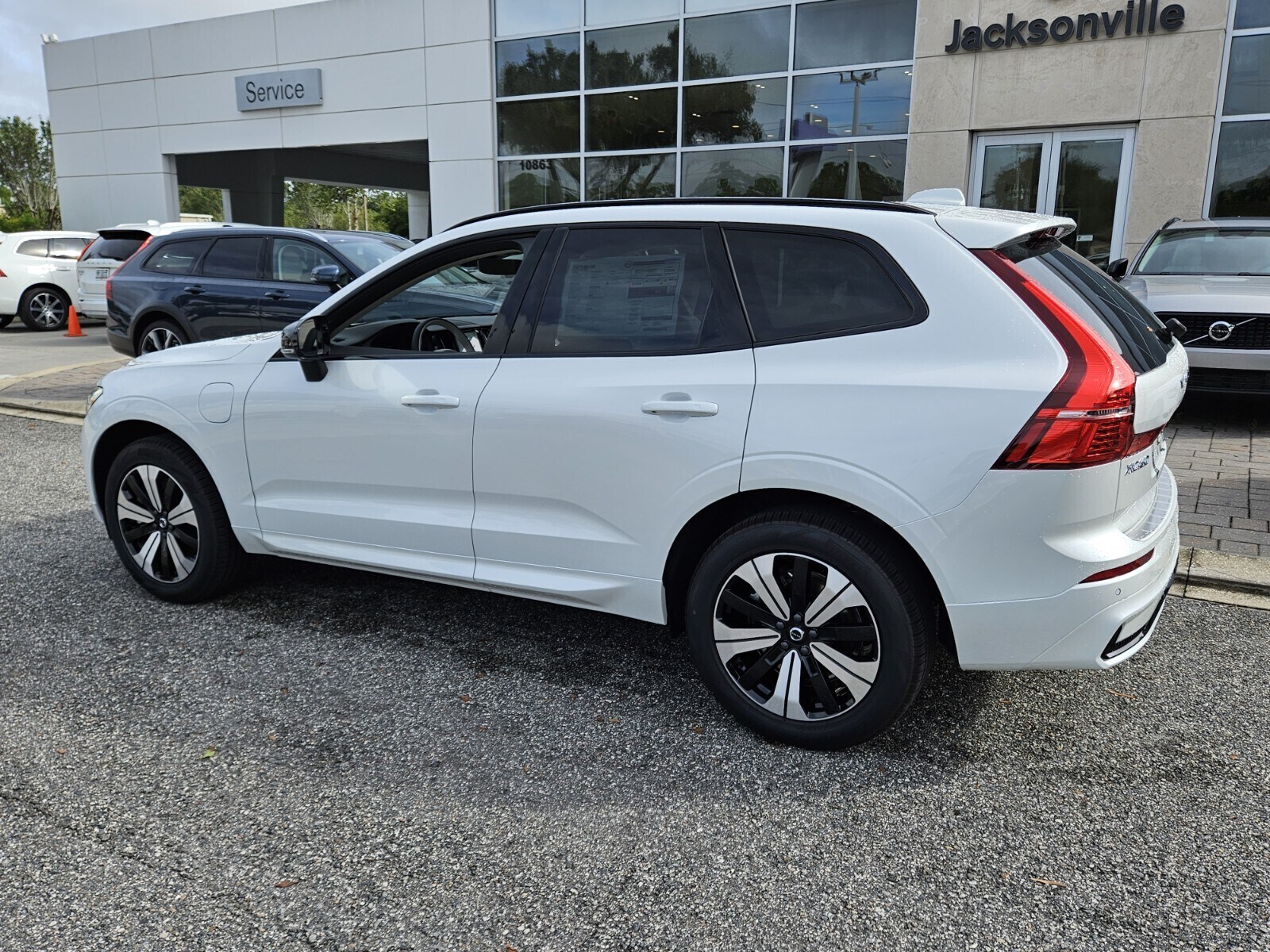 2025 Volvo XC60 Hybrid T8 Core photo 4