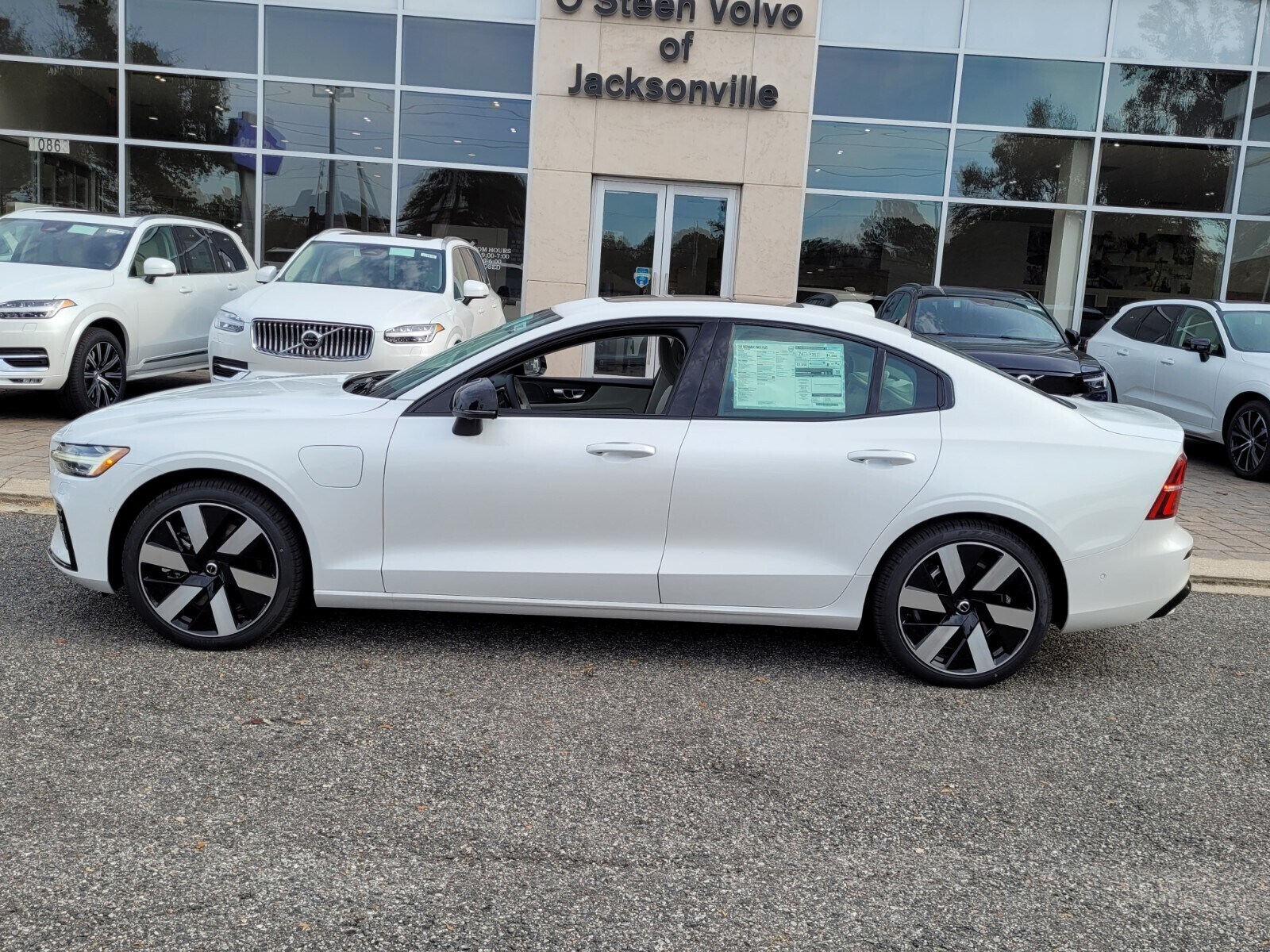 2024 Volvo S60 T8 Plus photo 3