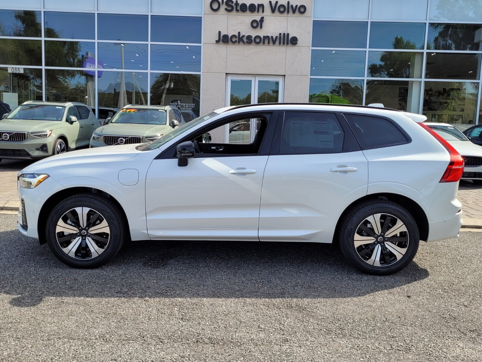 2024 Volvo XC60 T8 Plus photo 3