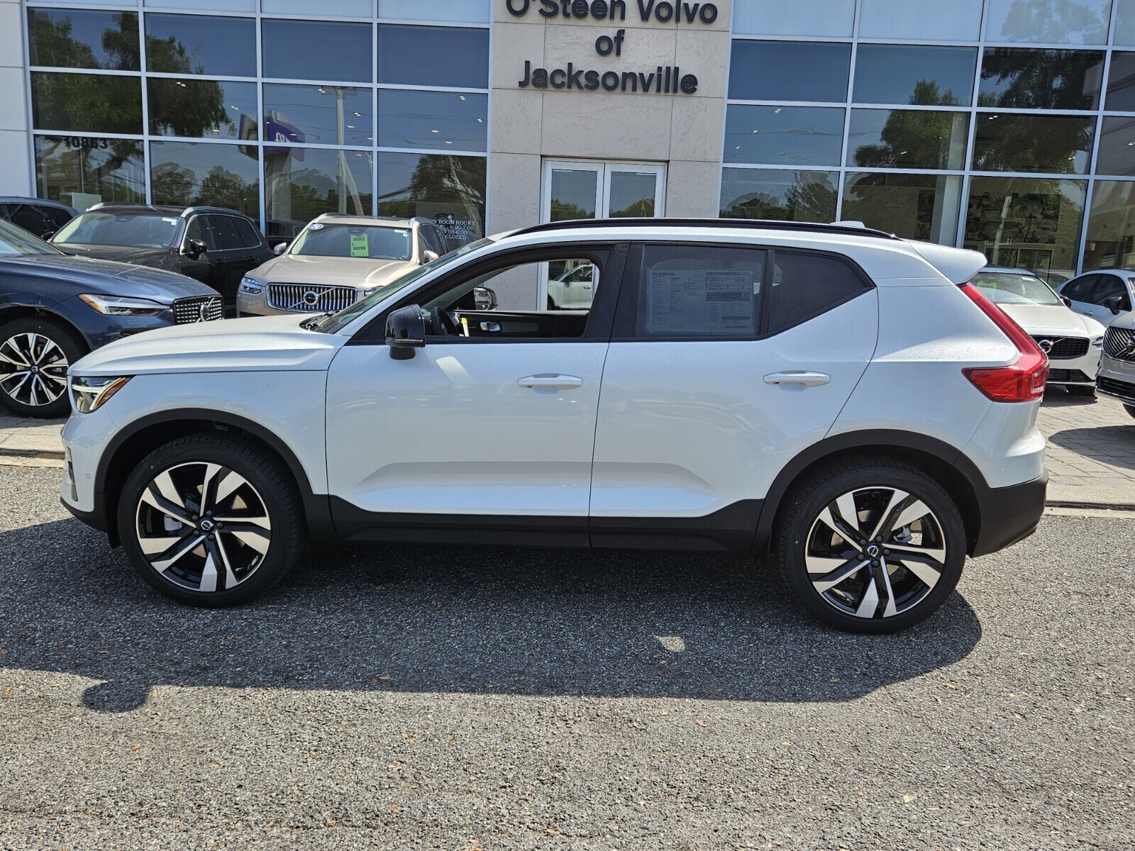 2025 Volvo XC40 photo 2