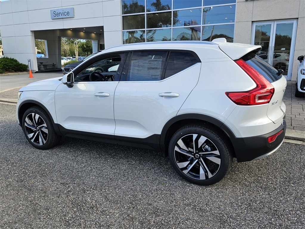 New 2025 Volvo XC40 B5 Plus Bright Theme SUV