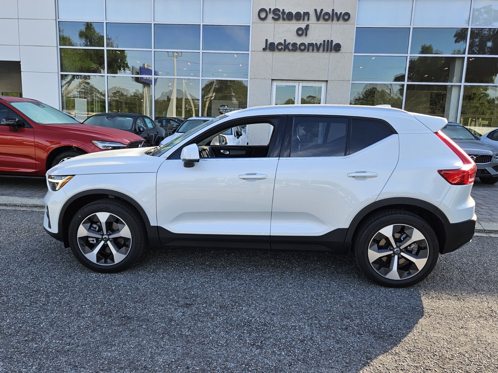2025 Volvo XC40 Core photo 3