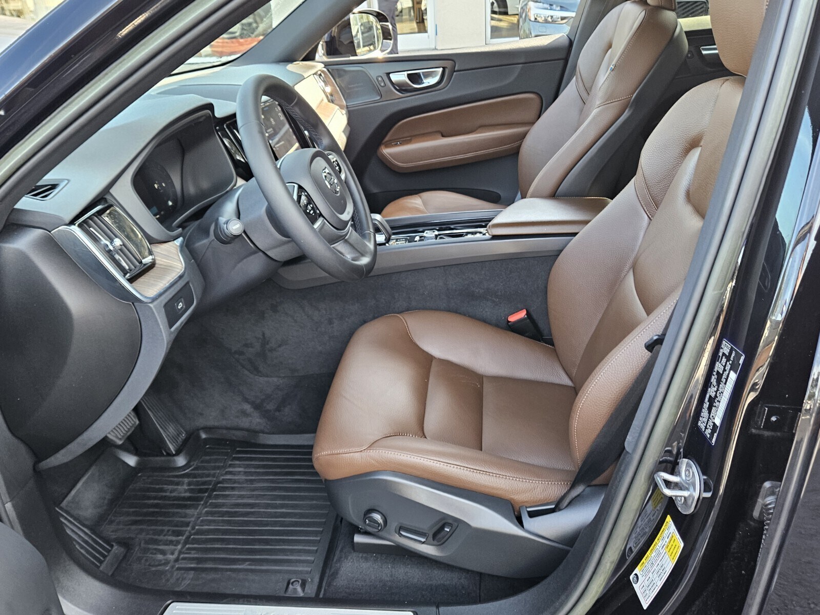 2023 Volvo XC60 B5 Plus photo 2