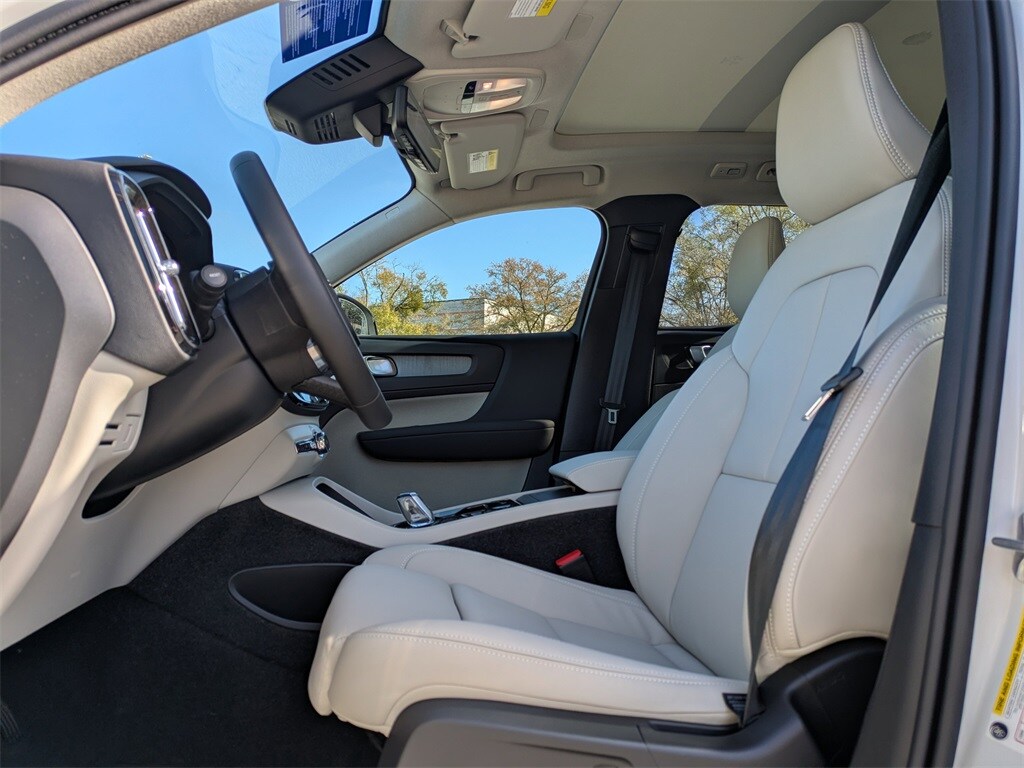 New 2026 Volvo XC40 B5 Ultra SUV