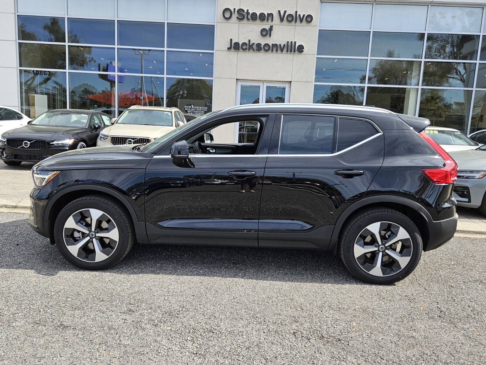 2025 Volvo XC40 Core photo 3