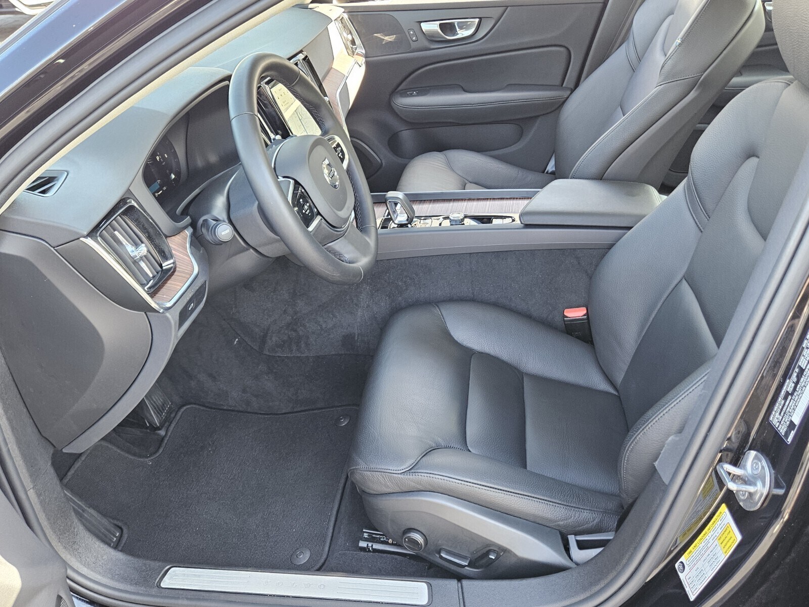 2025 Volvo S60 B5 Plus photo 3