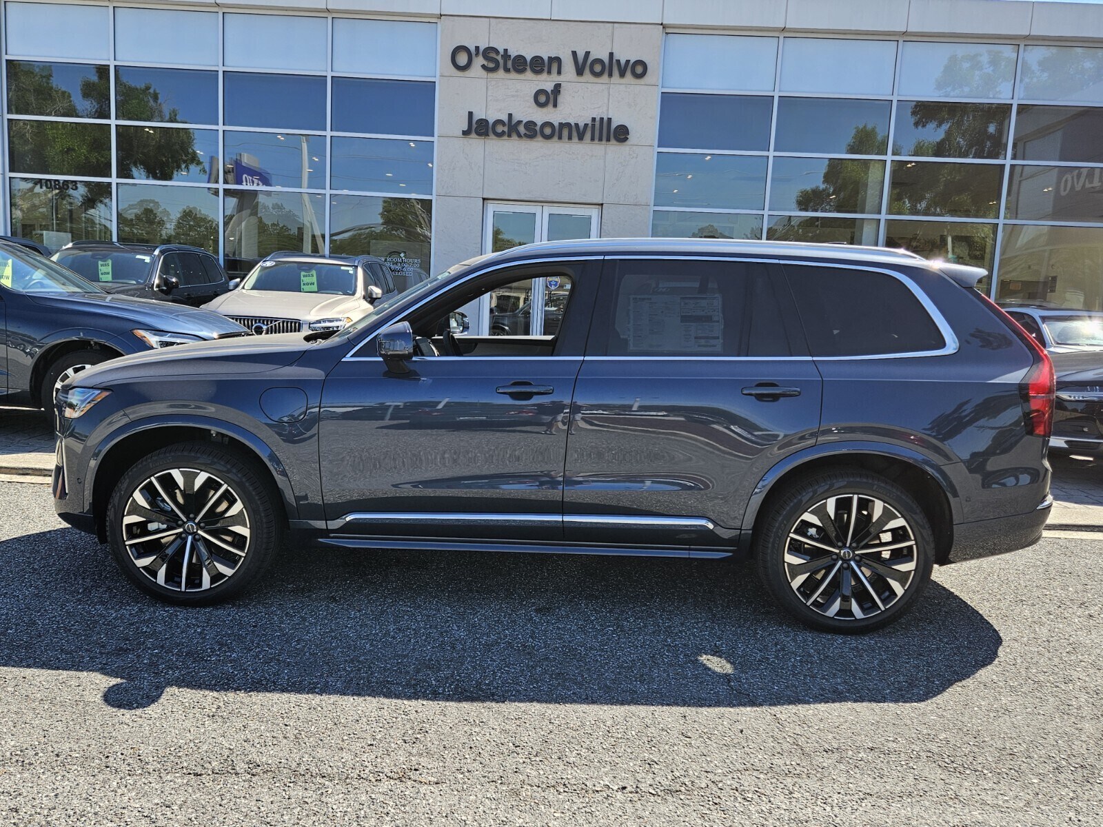 2025 Volvo XC90 T8 Plus photo 3