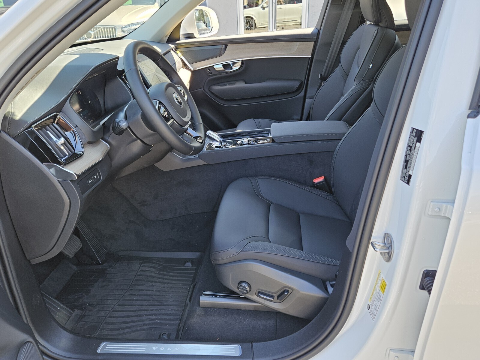 2025 Volvo XC90 T8 Plus photo 2