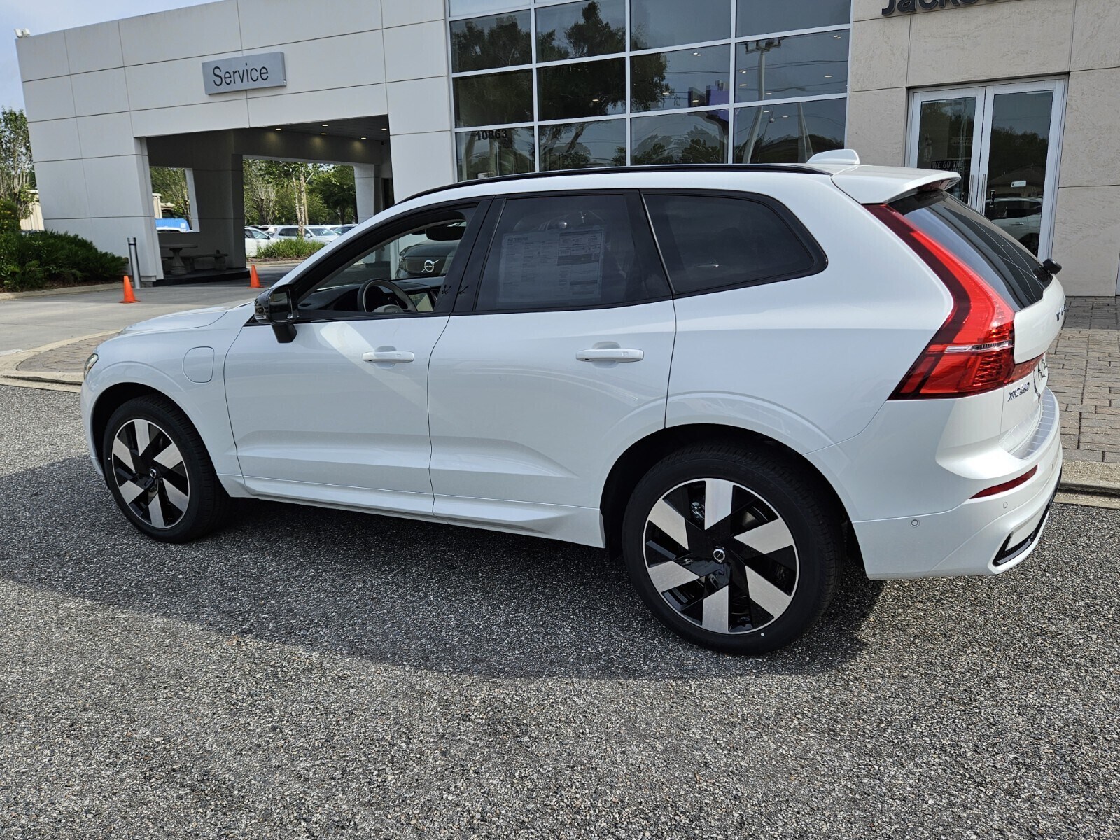 2025 Volvo XC60 Hybrid T8 Plus photo 4
