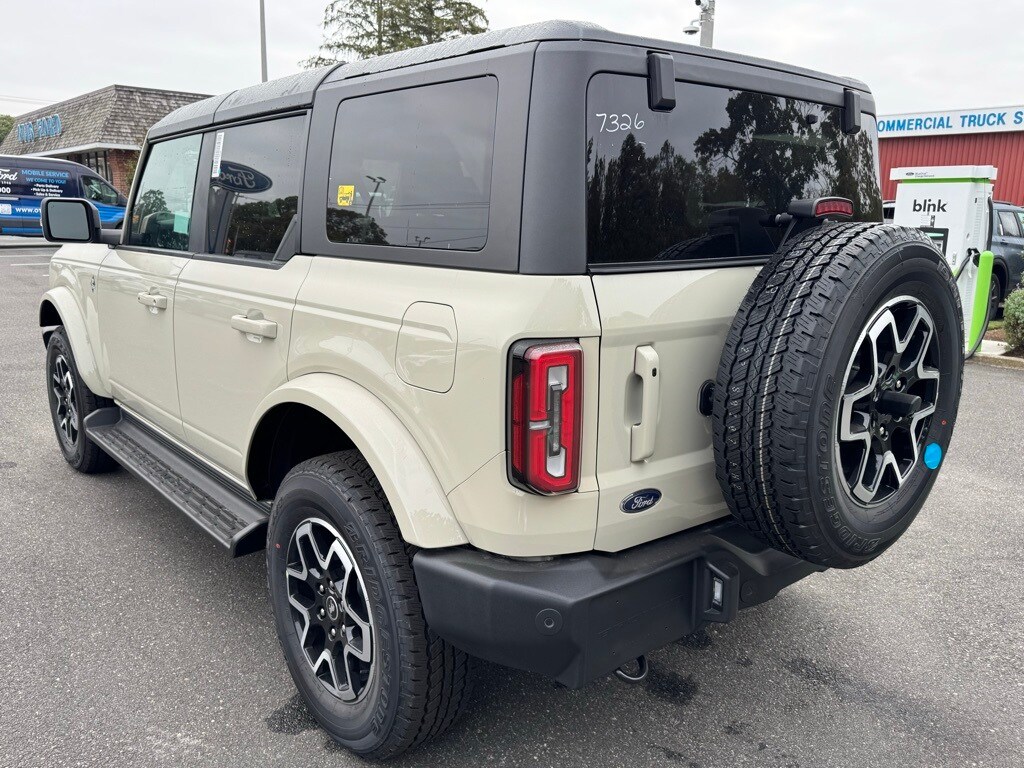 2025 Ford Bronco Outer Banks photo 3