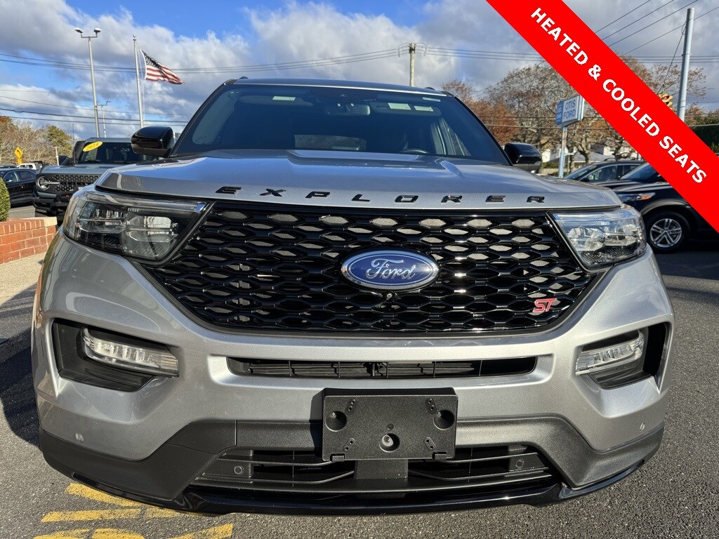 2023 Ford Explorer ST photo 2