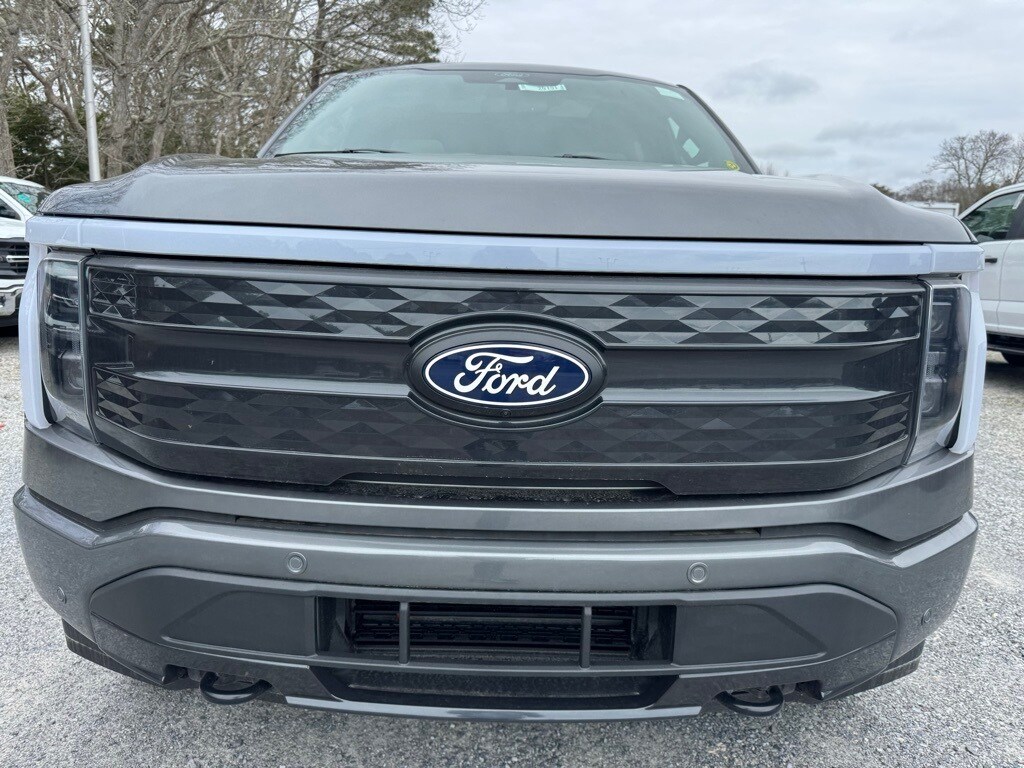2025 Ford F-150 Lightning Platinum photo 2