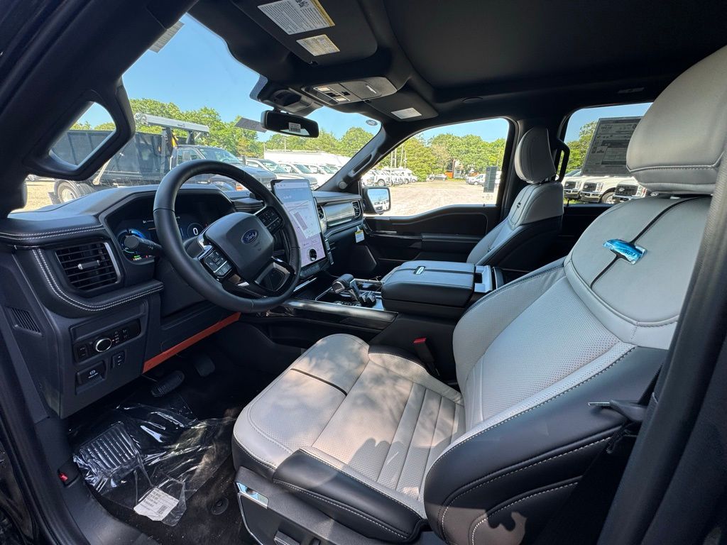 2025 Ford F-150 Lightning Platinum - Photo 13