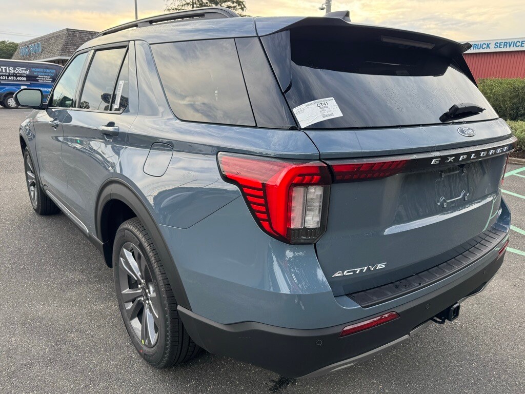 2025 Ford Explorer photo 4