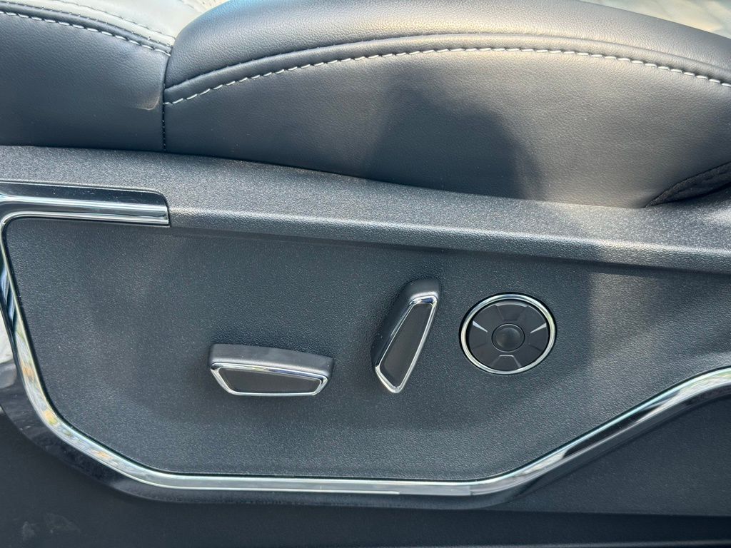 2025 Ford F-150 Lightning Platinum - Photo 14