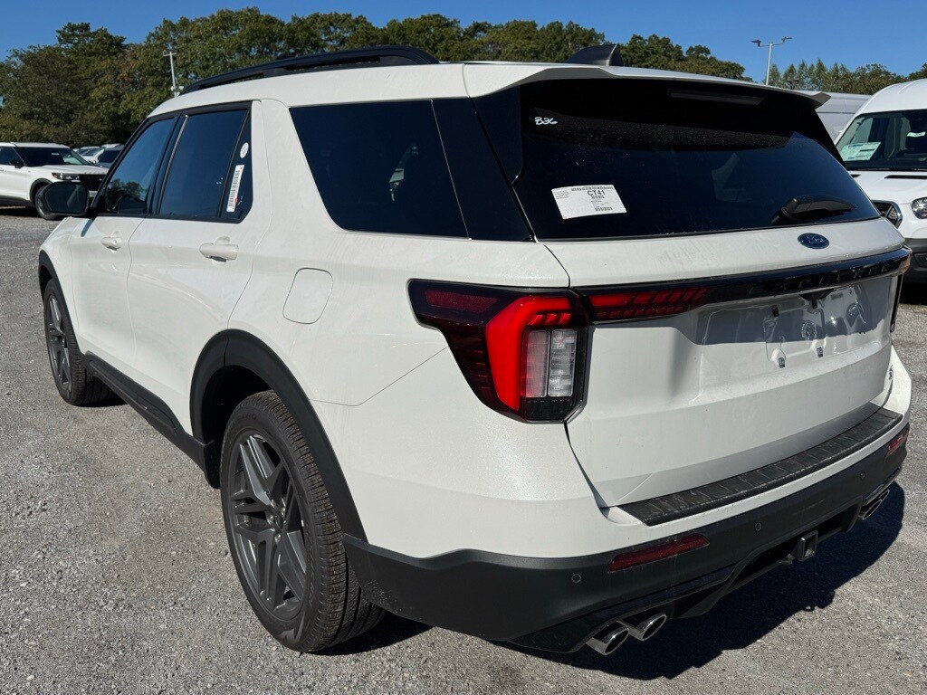2025 Ford Explorer ST photo 4
