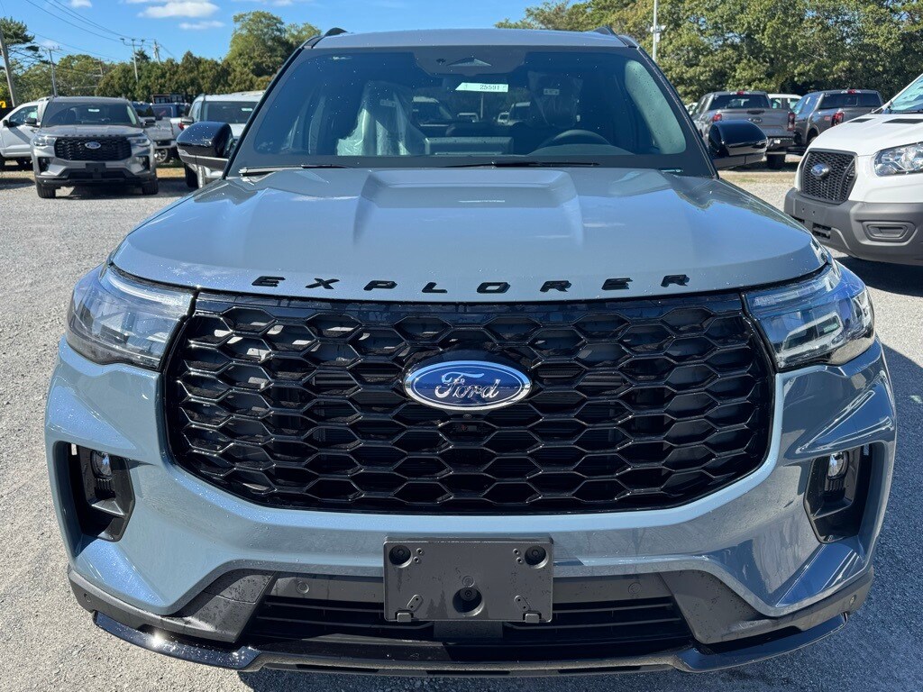 2025 Ford Explorer ST-Line photo 2