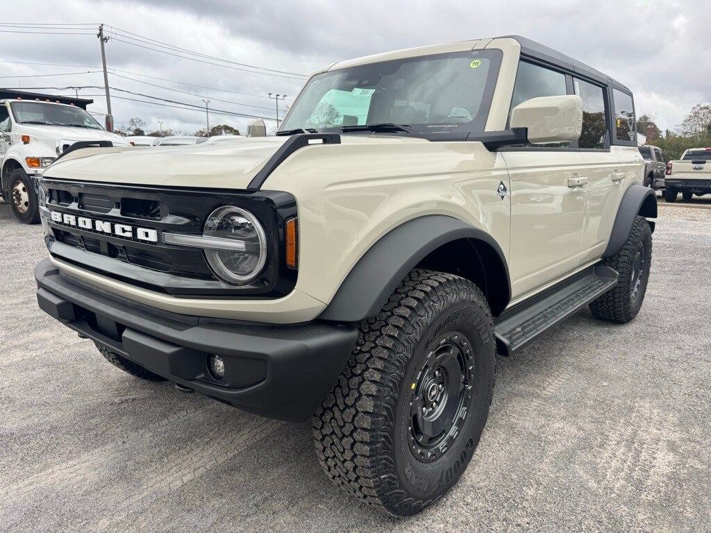 2025 Ford Bronco Outer Banks photo 3