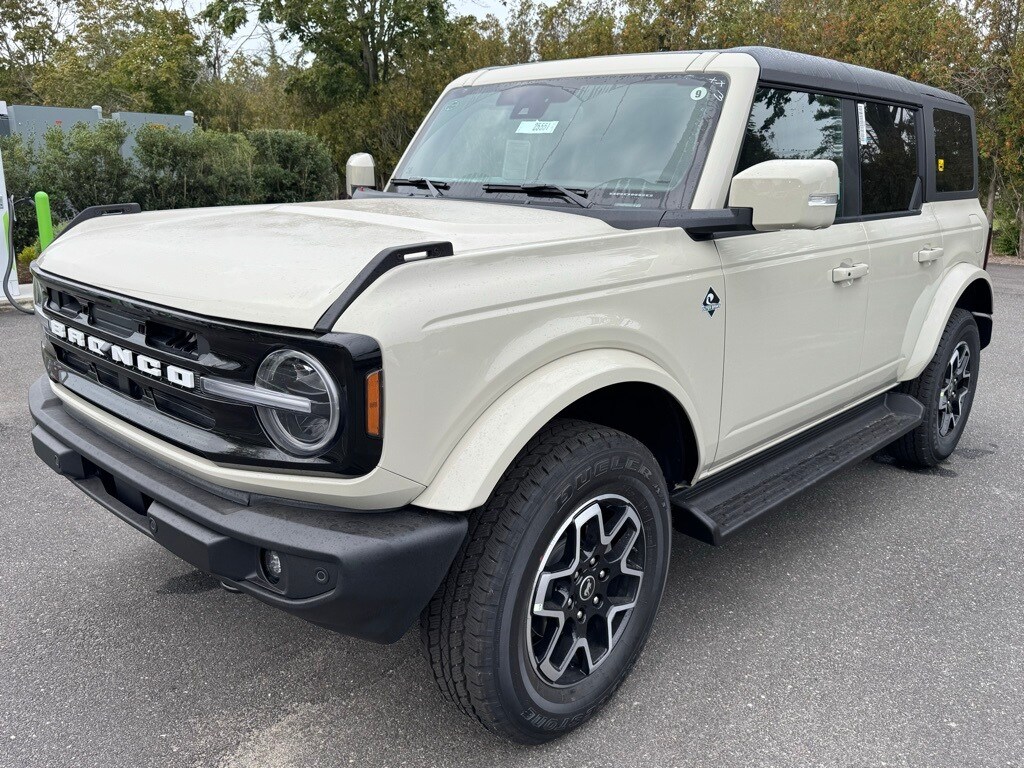 2025 Ford Bronco Outer Banks photo 2