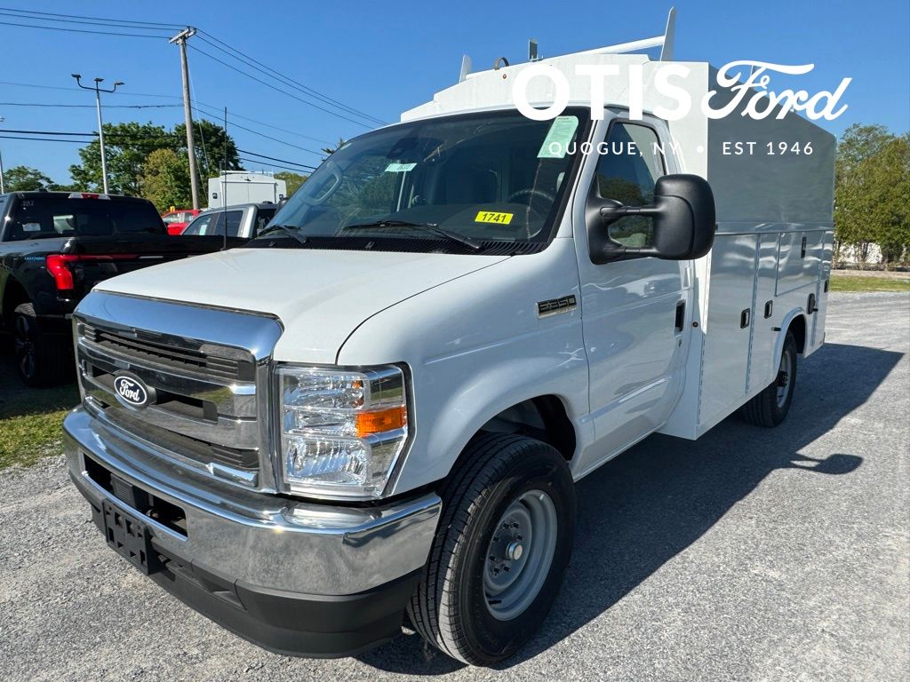 2026 Ford E-Series SRW E-350 Super Duty 138 in WB's photo