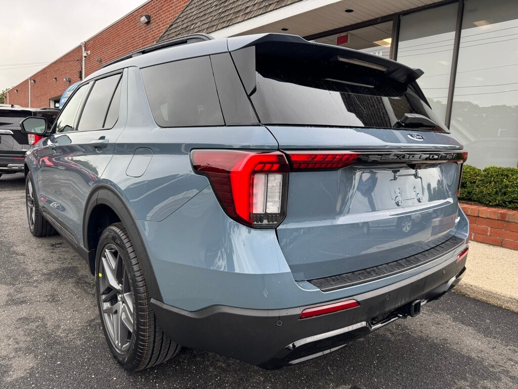 2025 Ford Explorer ST-Line photo 2