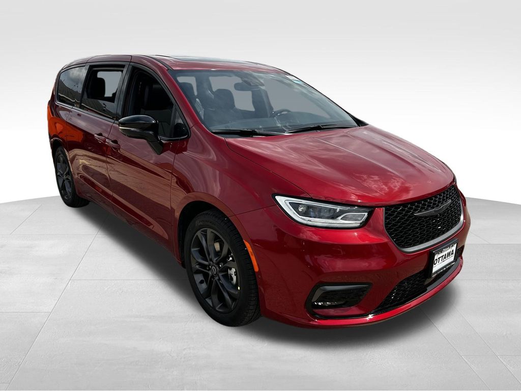 2026 Chrysler Pacifica Select's photo
