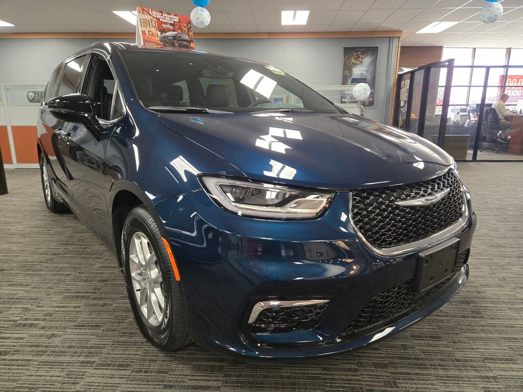 2025 Chrysler Pacifica Select